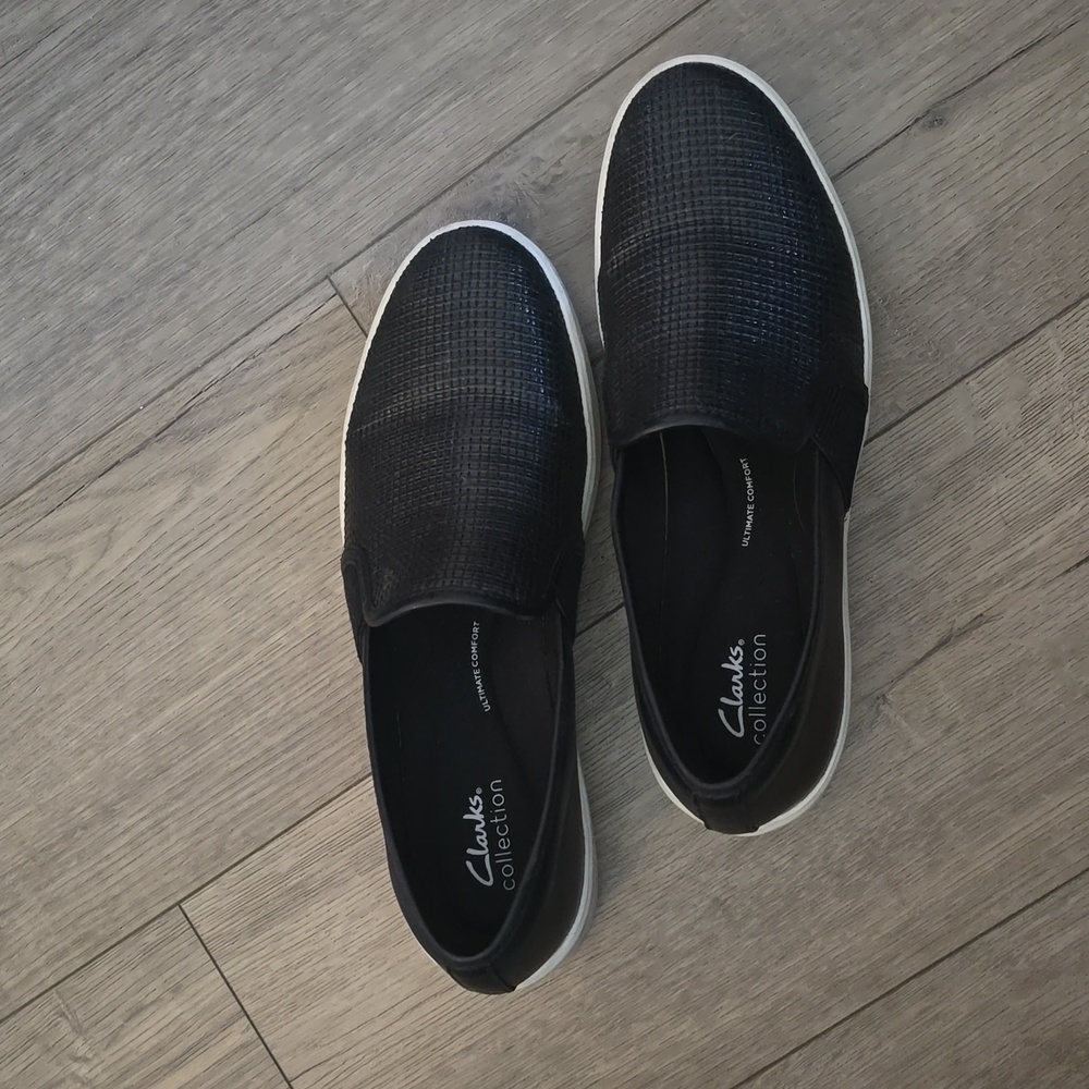 Clarks Women’s Layton Band Black Casual Flats Size 10M - Like New Slip On